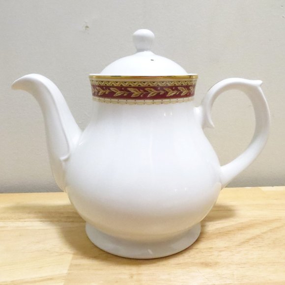 Churchill Hotelware Other - Vinttage Churchill Teapot Coffee Hotelware White 30 oz Porcelain 6.75" England